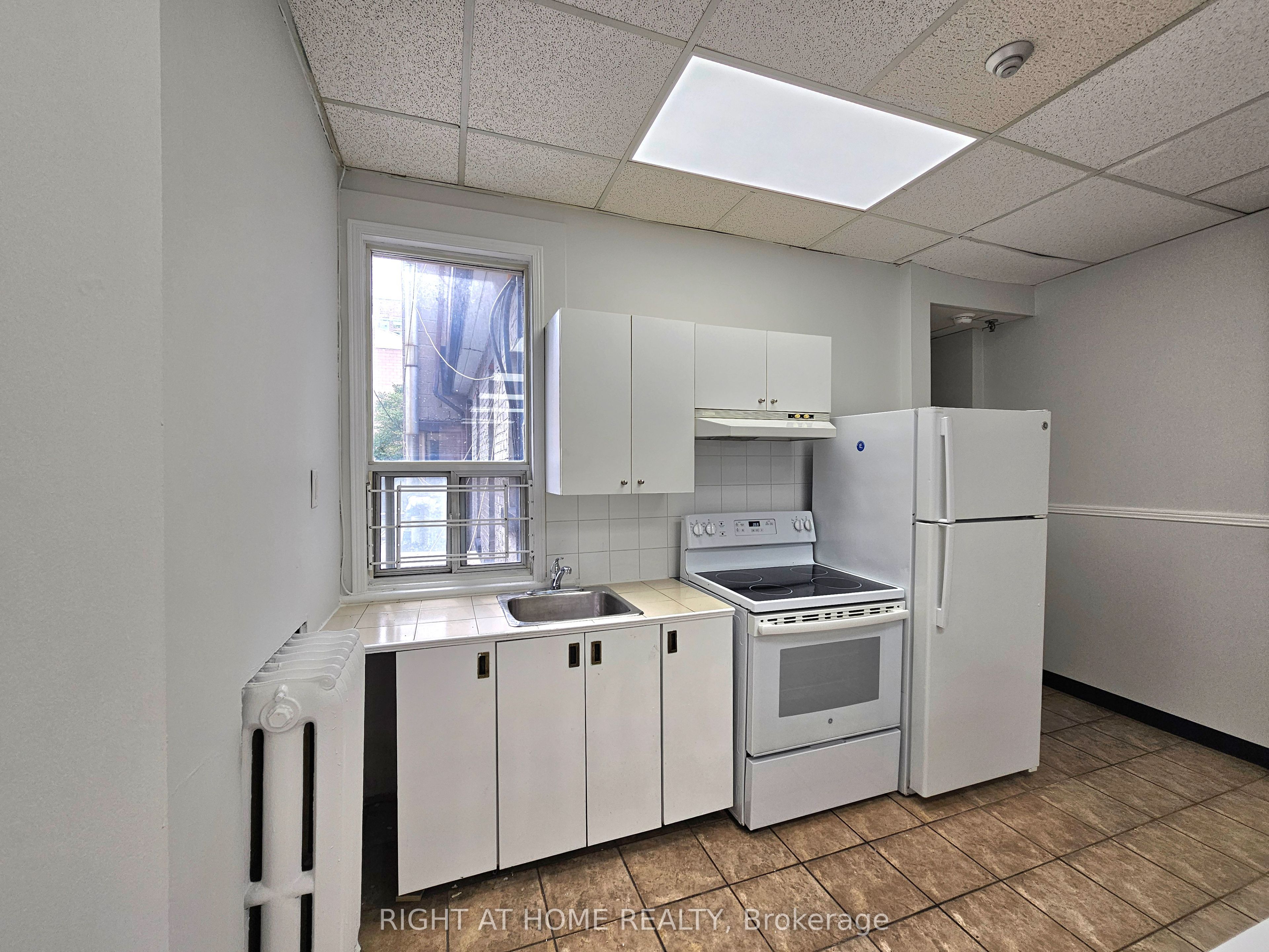 Unit 2 - 516 Yonge Street, Toronto 2