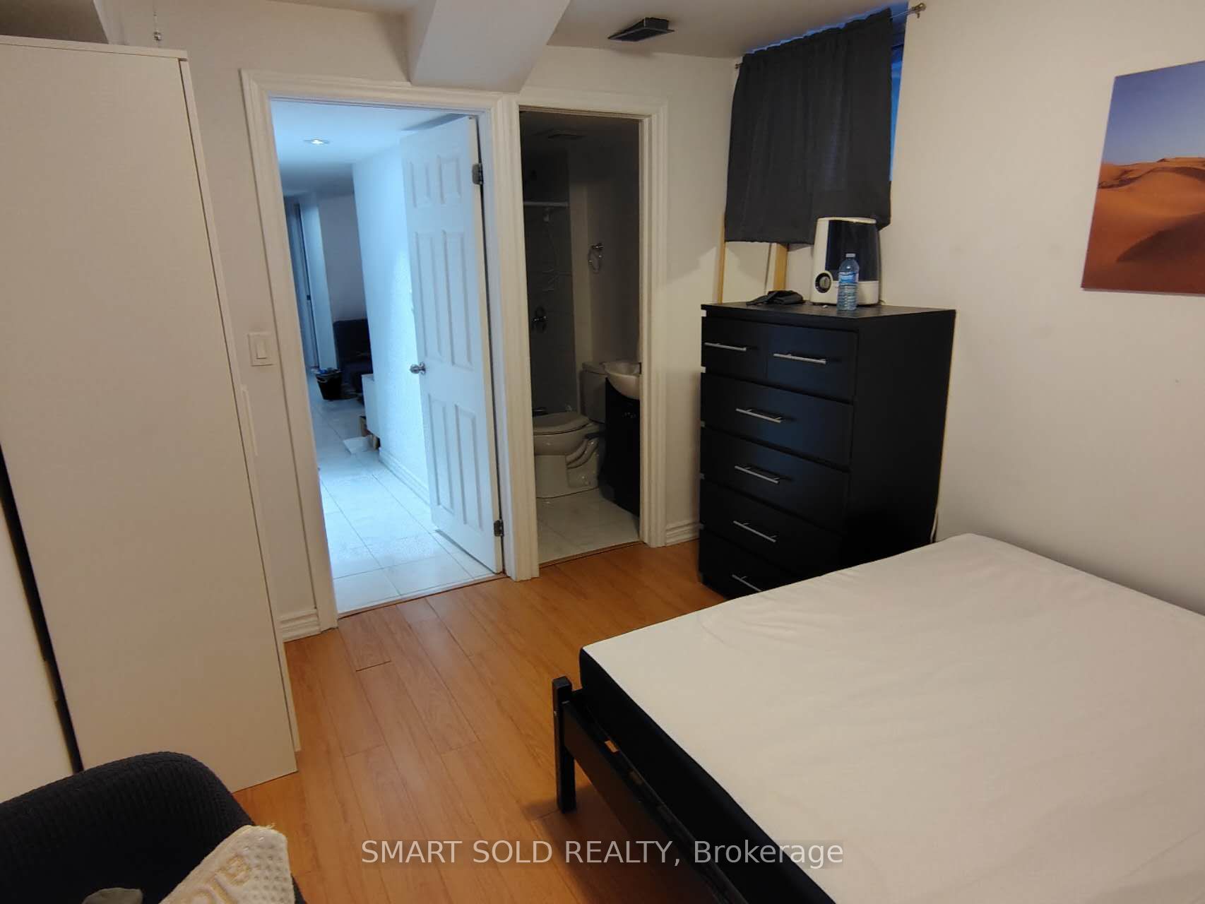 Lower 66 Bellevue Avenue, Toronto 3