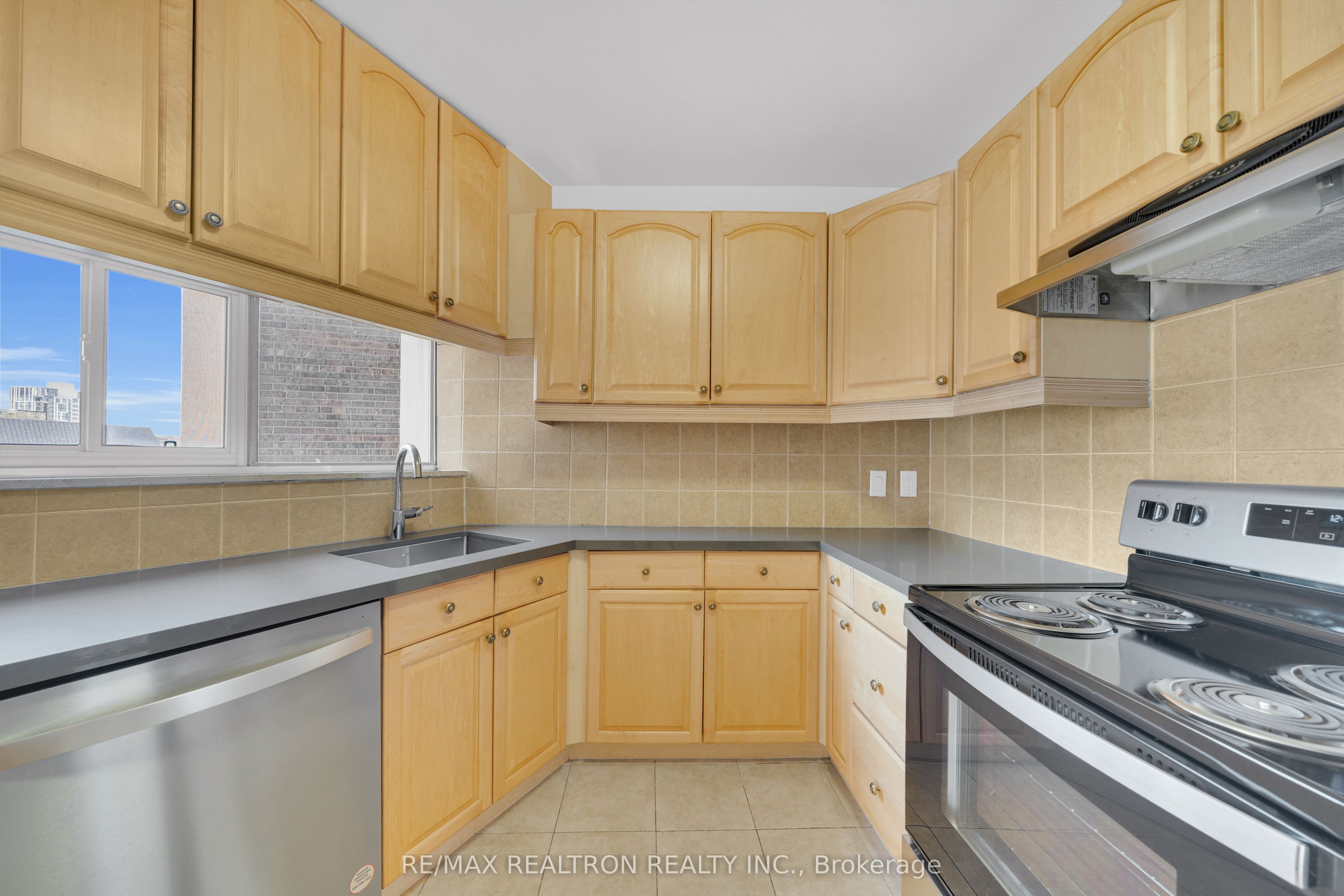 Unit 401 - 9 Deer Park Crescent, Toronto 5
