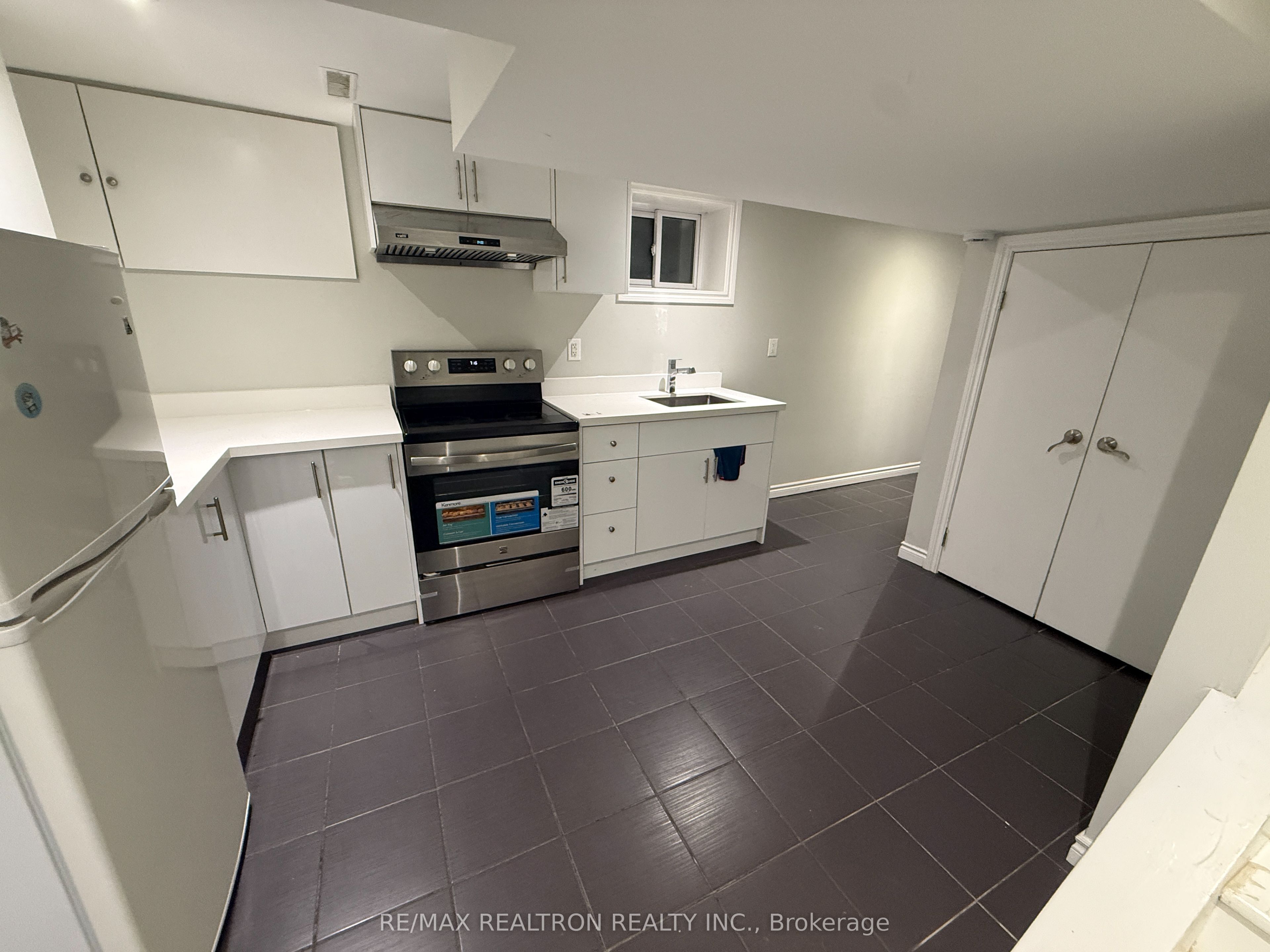 Unit Bsmt - 401 Crawford Street, Toronto 2