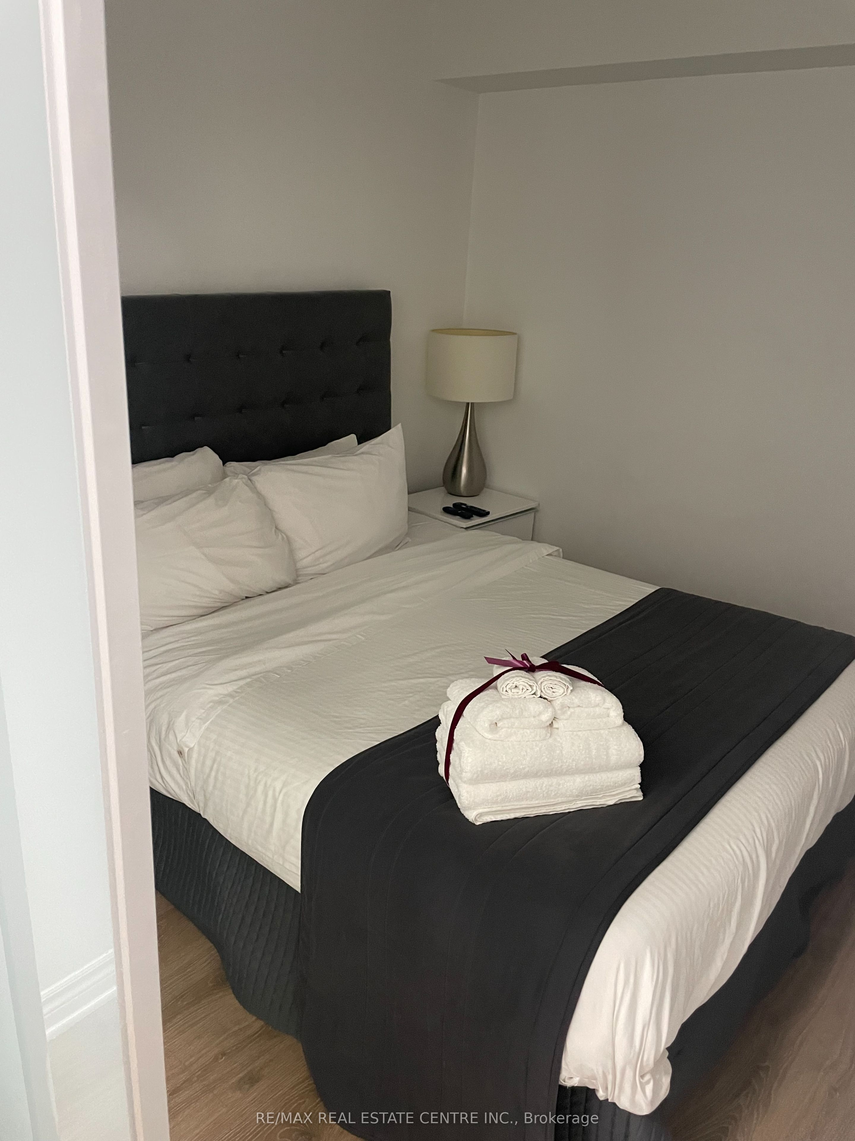 Unit 724 - 386 Yonge Street, Toronto 3