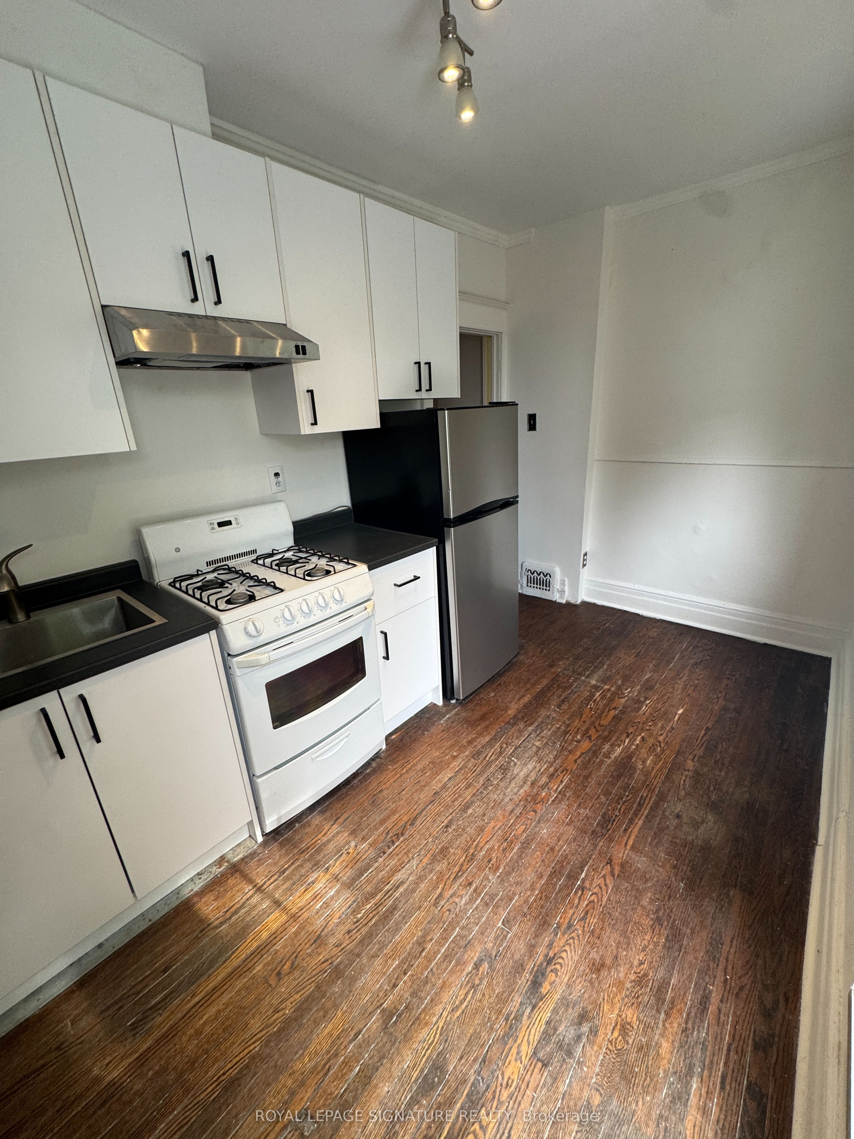 920 Woodbine Avenue, Toronto 2