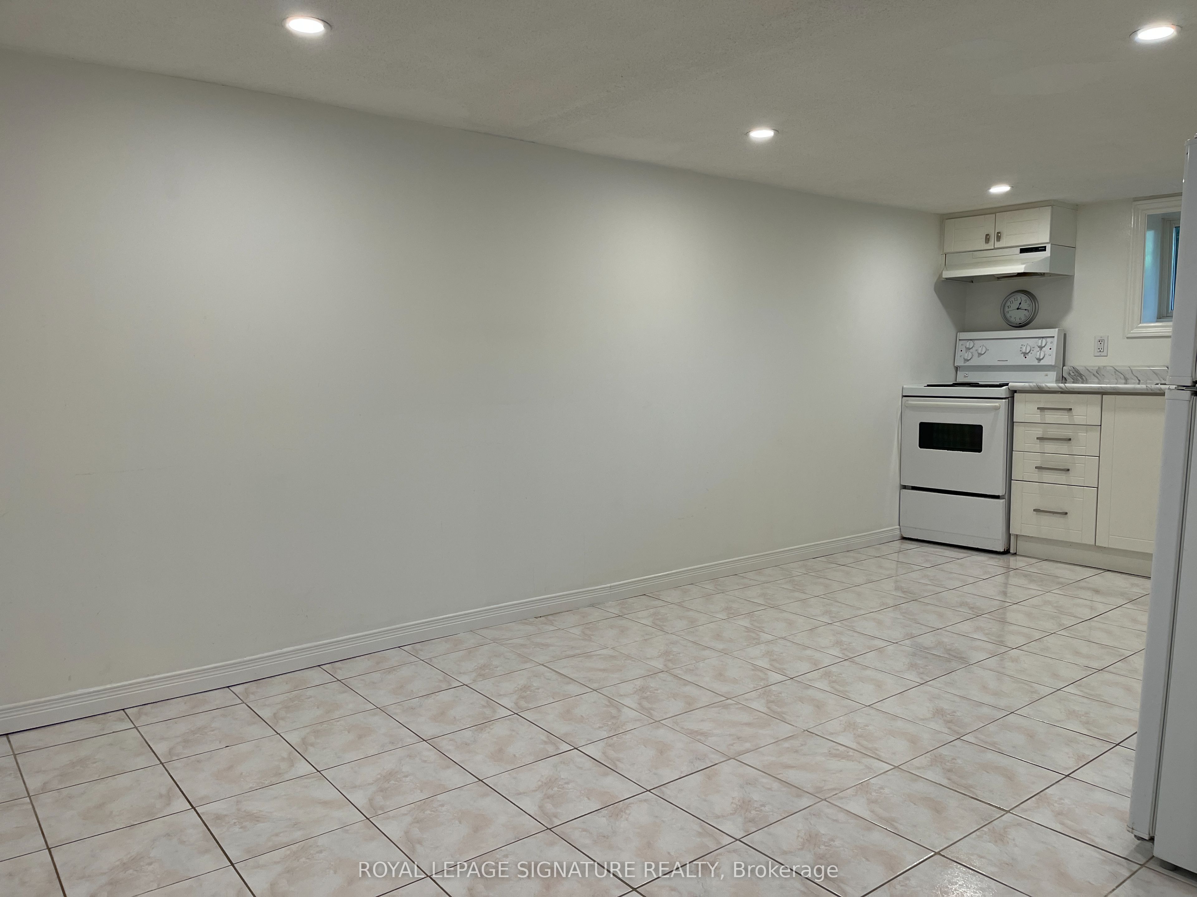 Unit Bsmt - 24 Weymouth Avenue, Toronto 5
