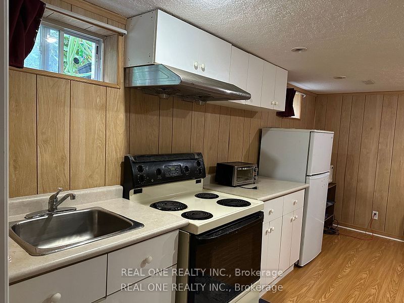 Unit BASEMENT - 334 Chester Le Boulevard, Scarborough 4