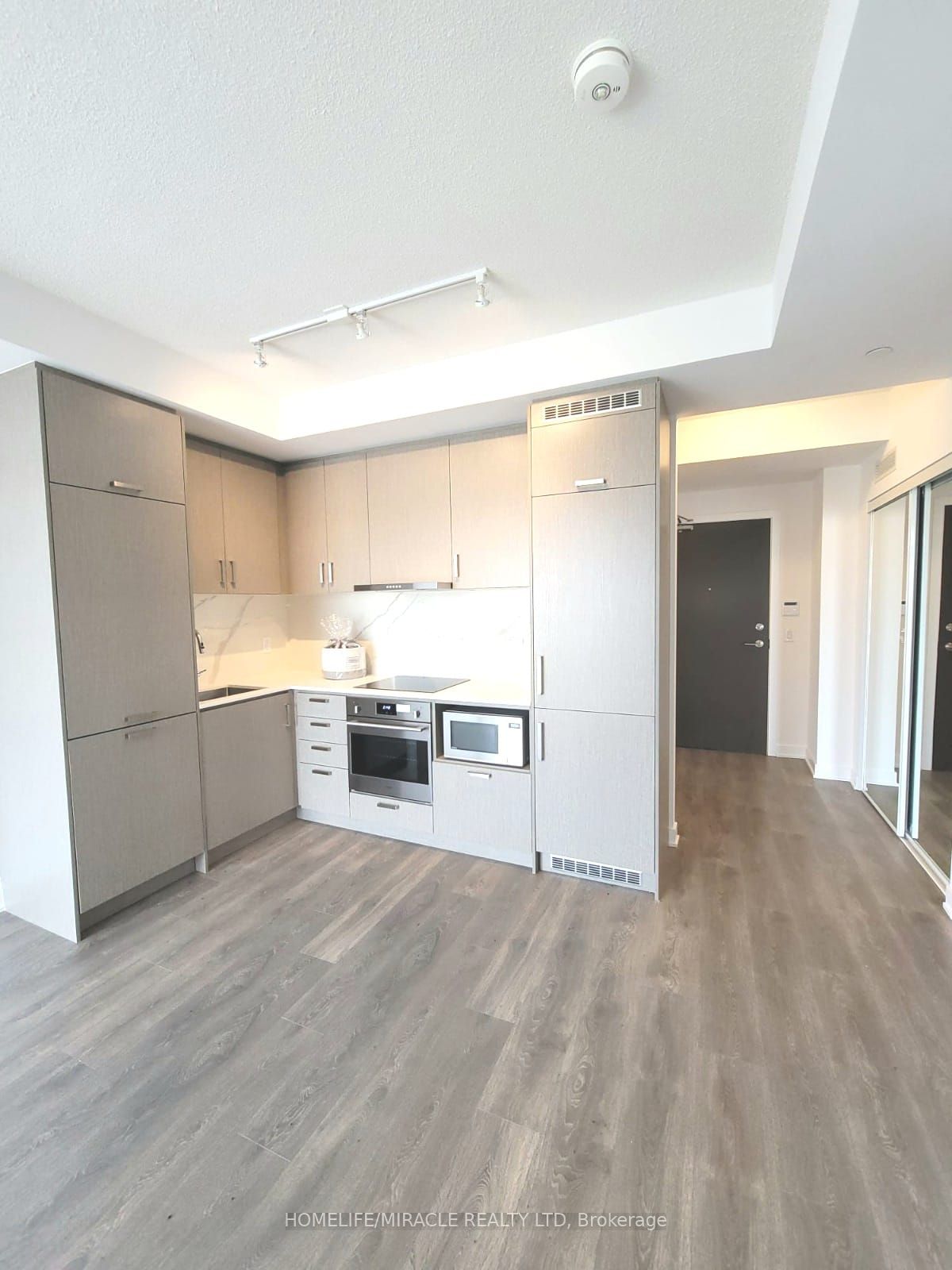 Unit 808 - 60 Honeycrisp Crescent N, Vaughan 3
