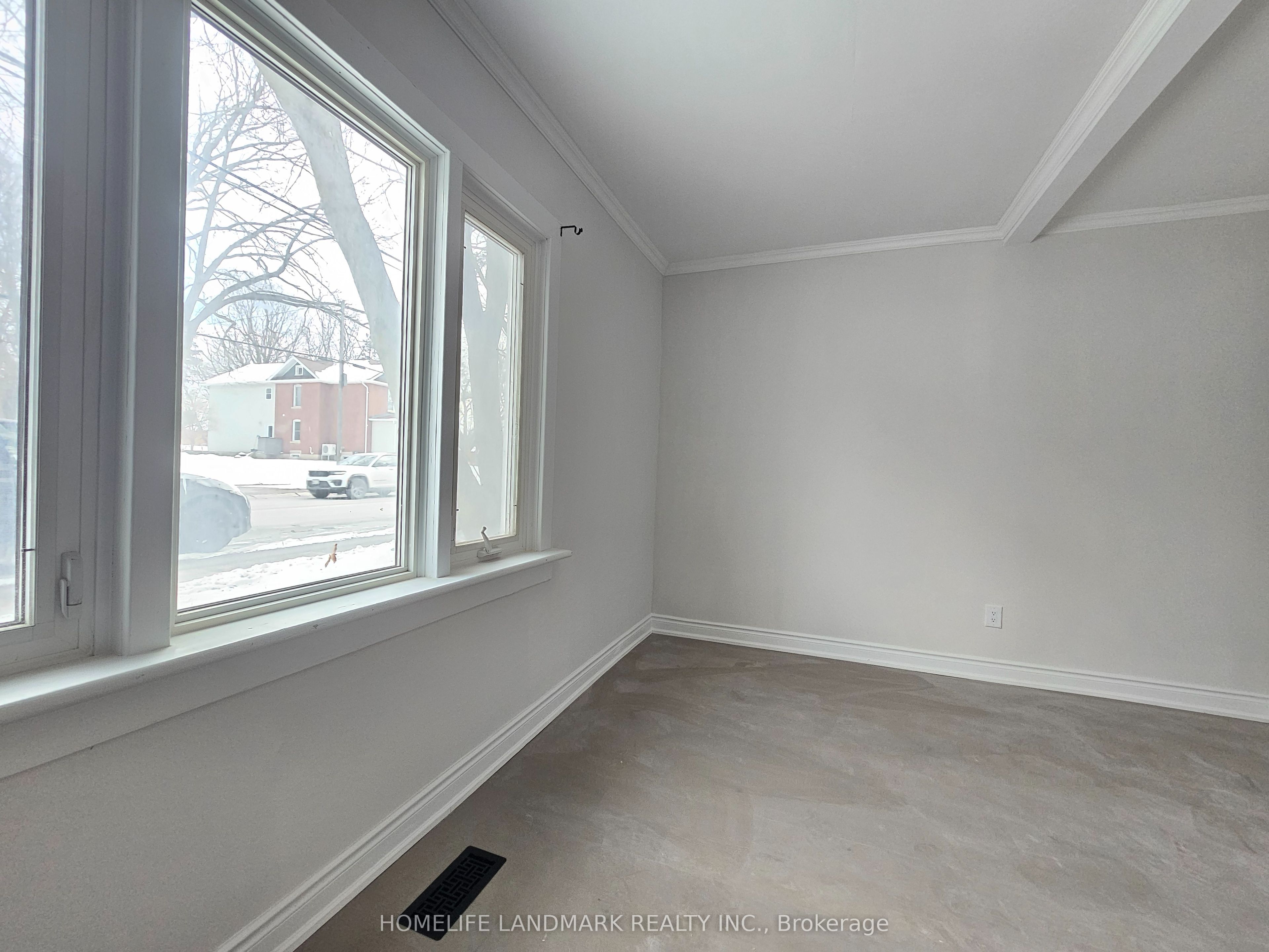 Unit Side Unit (Facing North) - 18852 Leslie Street, East Gwillimbury 5