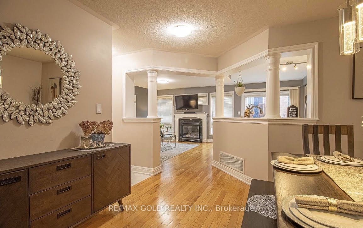 22 Roy Rainey Avenue, Markham 4