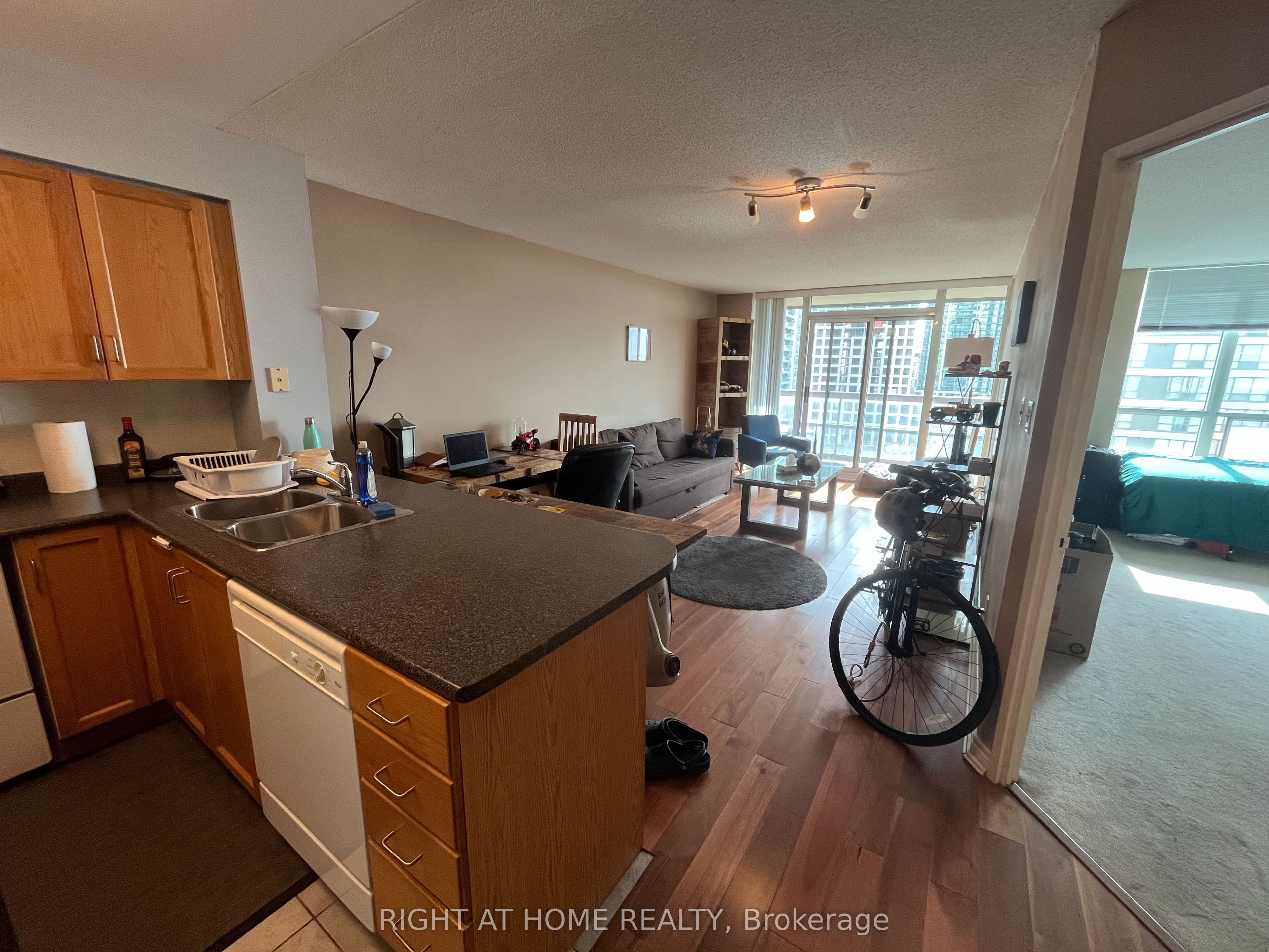 Unit 906 - 156 Enfield Place, Mississauga 4
