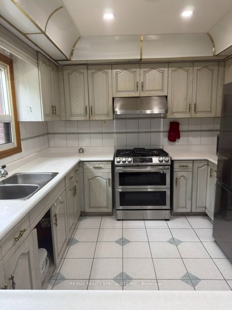 Unit Main & Upper - 2 Pepperwood Place, Brampton 4