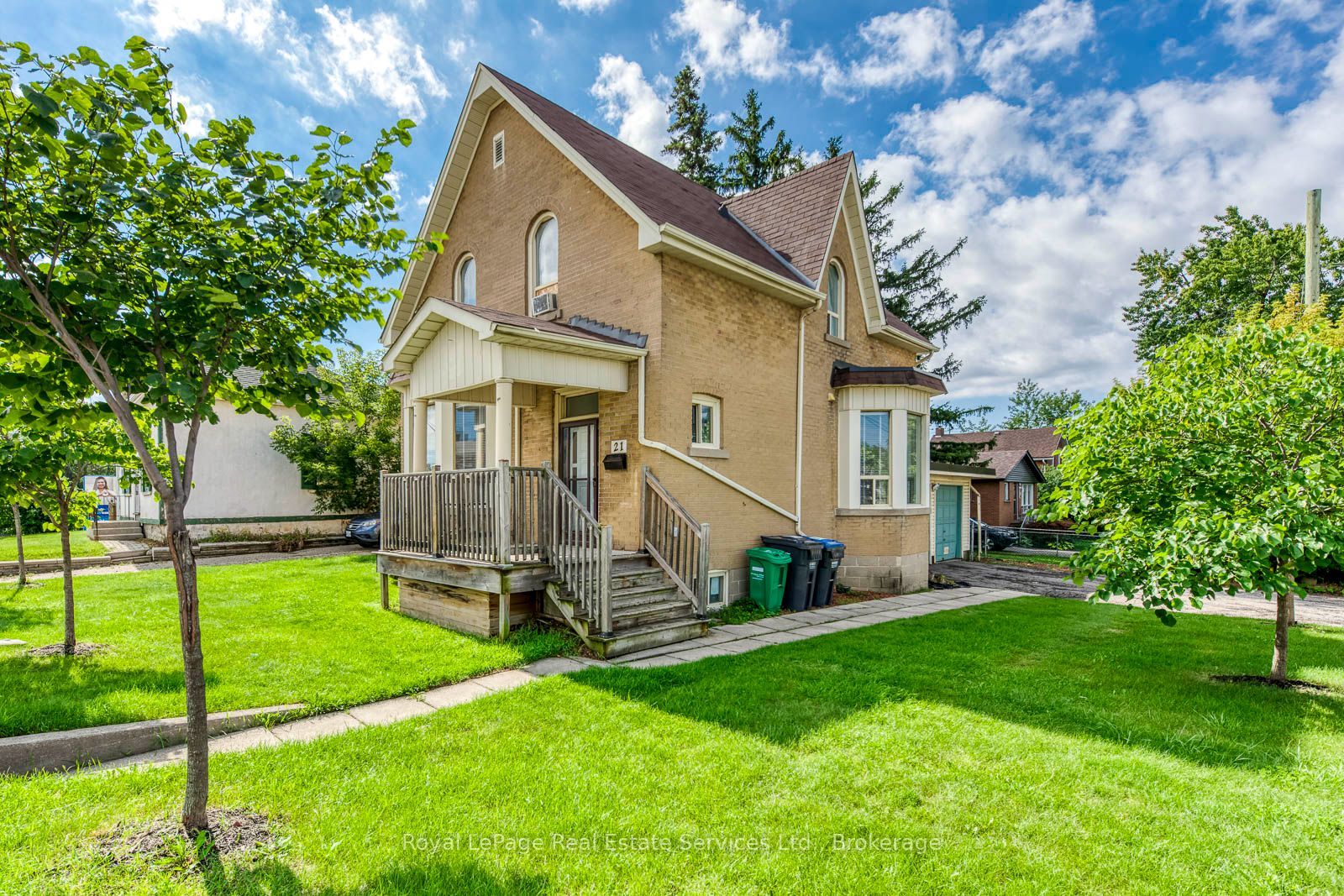 21 Centre Street S, Brampton 2