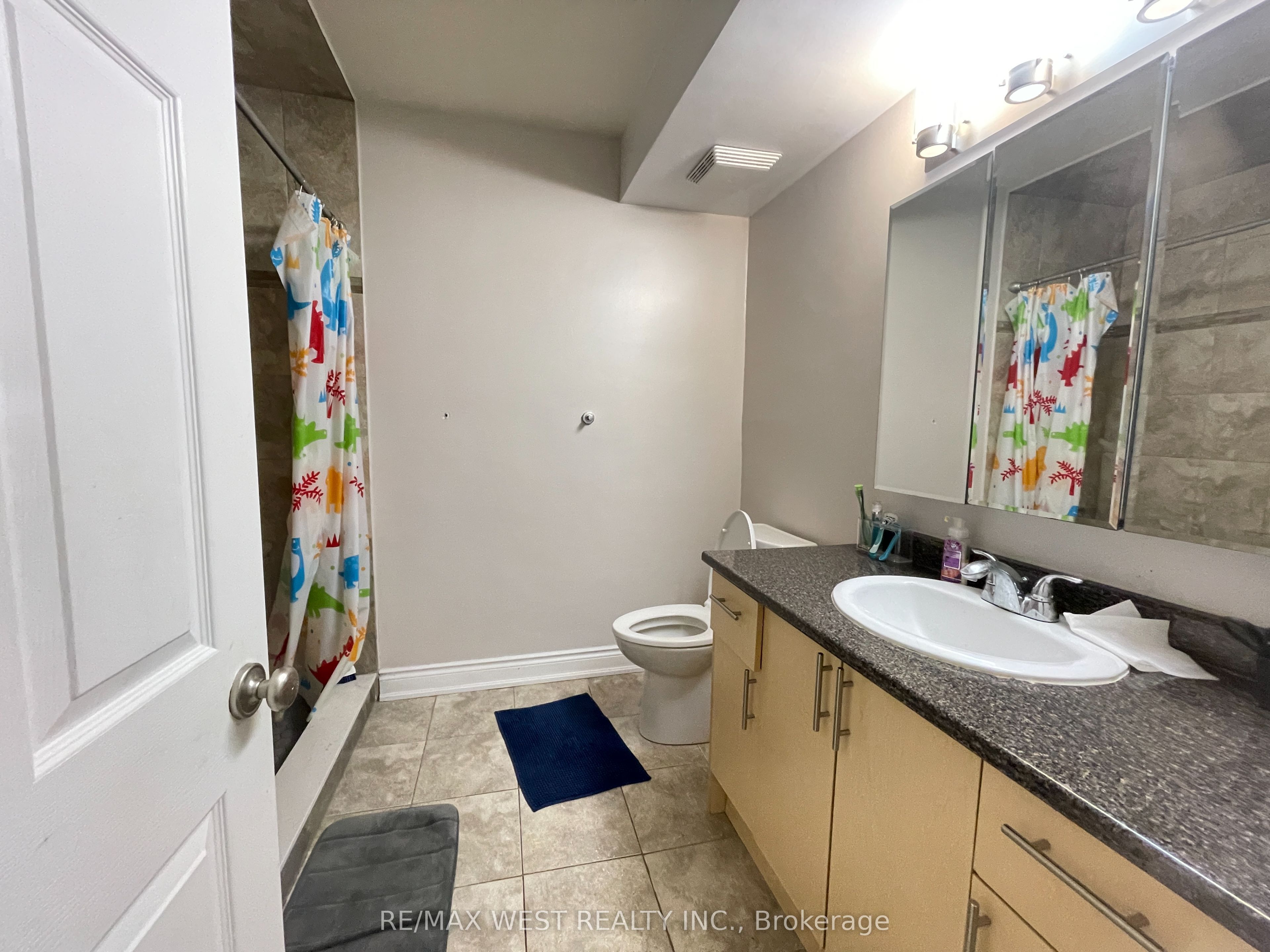 Unit Upper - 25 Coronado Court, North York 4