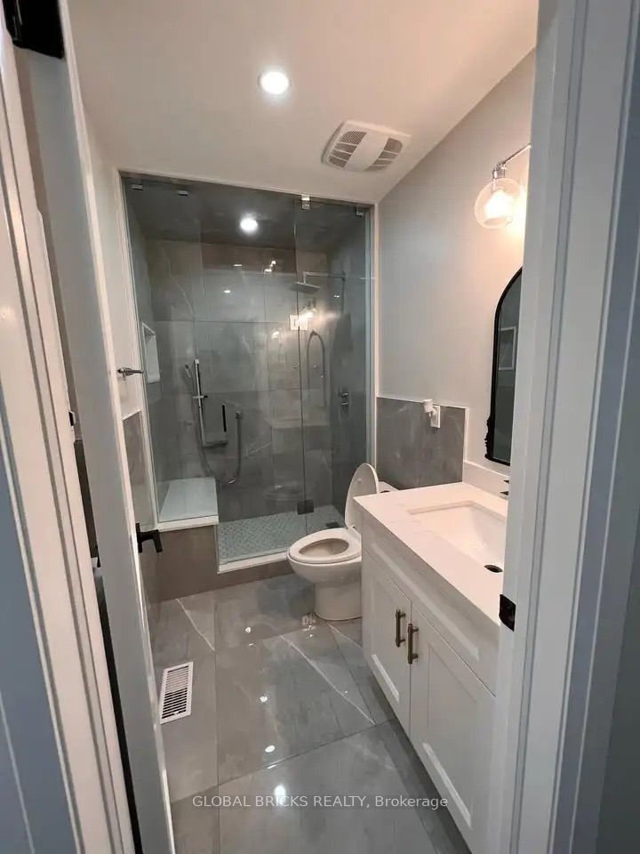 Unit Upper - 49 Argyle Crescent, Brampton 5