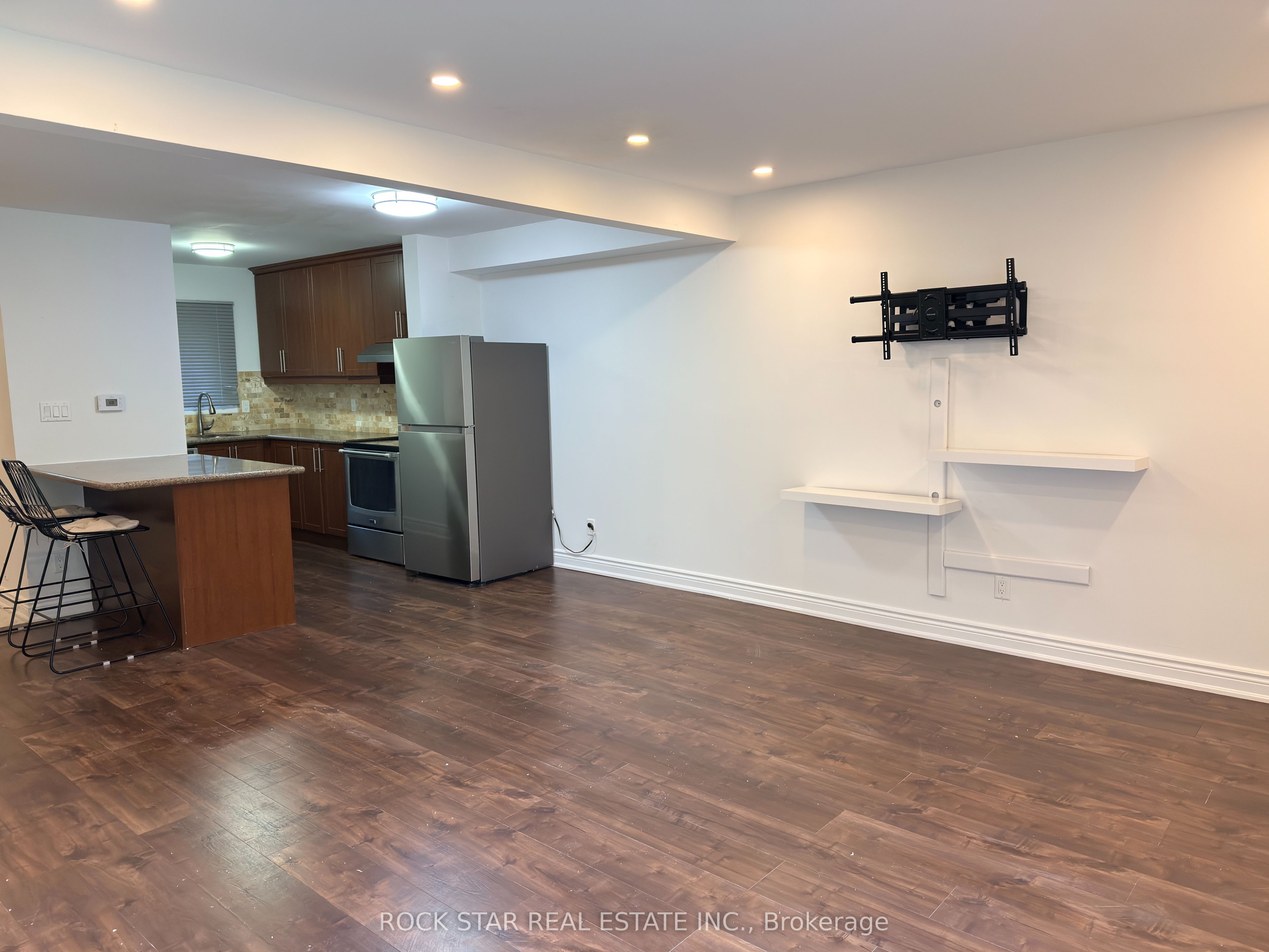Unit Upper - 15 Hardcastle Court, Brampton 3