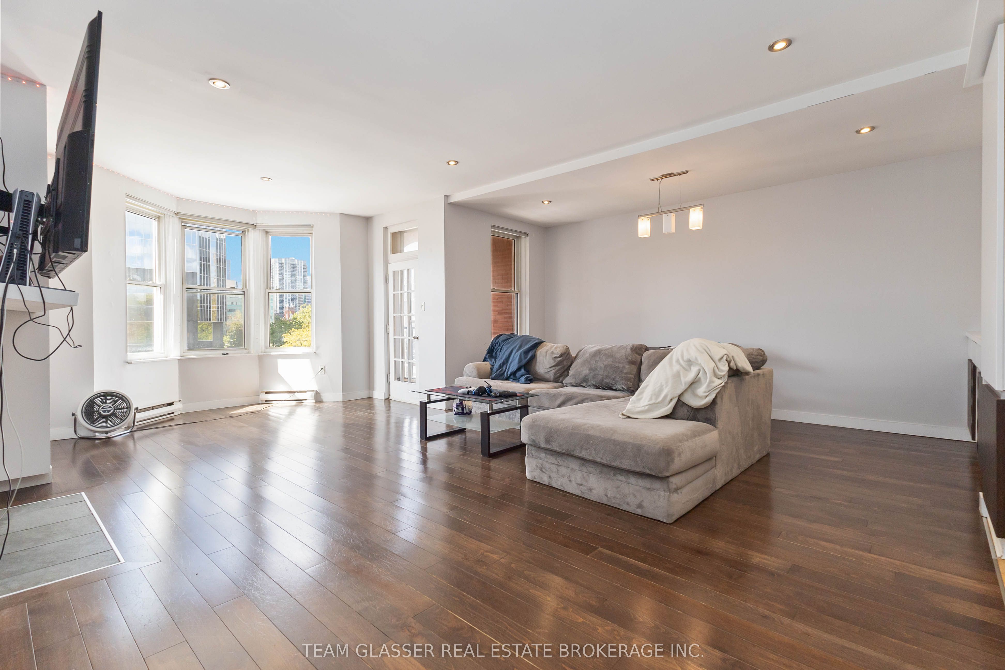 Unit 303 - 440 WELLINGTON Street, London 4