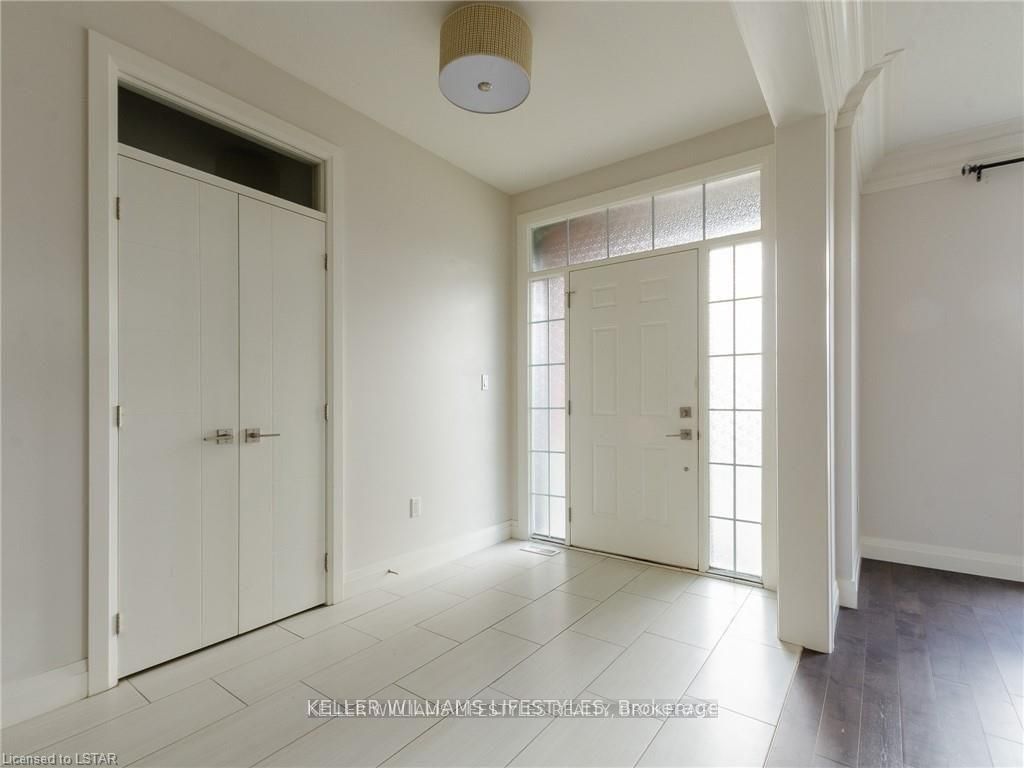 756 HICKORYSTICK, London 3