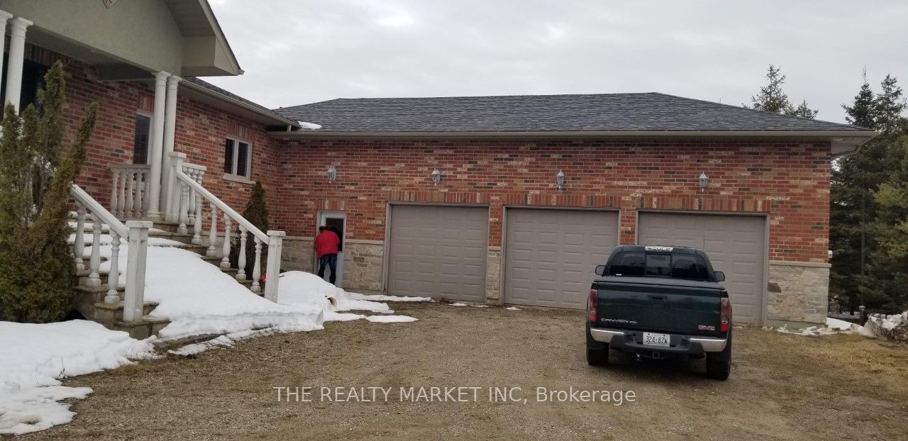 Unit upper level - 383206 20 Side Road, Amaranth 3
