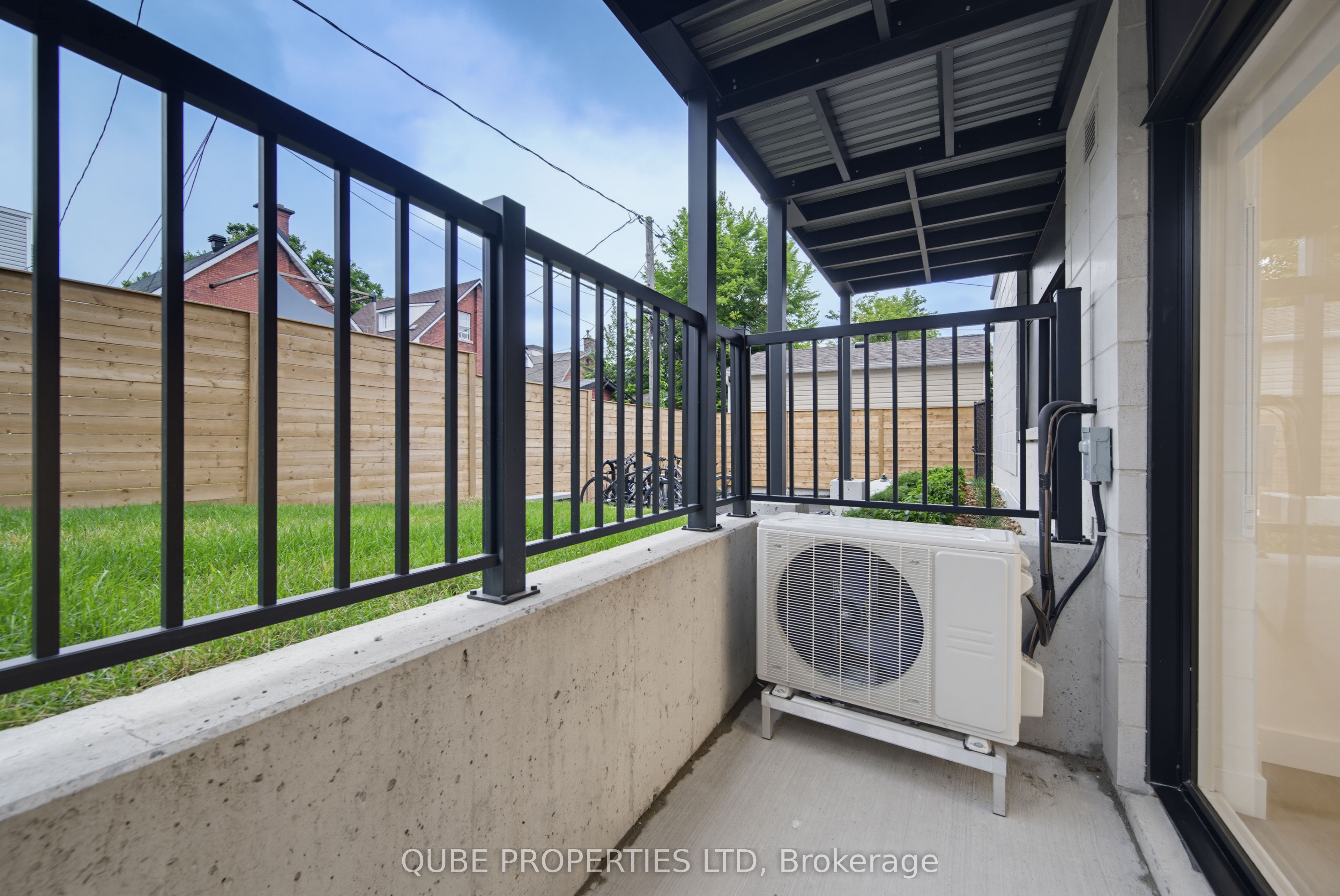Unit Unit 5 - 15 Larch Street, Ottawa 2