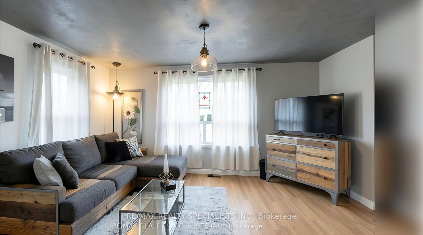 9697 Dickenson Road, Glanbrook 3