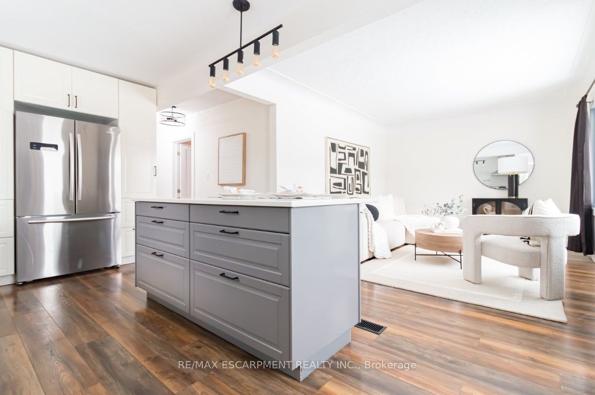 Unit Upper - 374 East 16th Street, Hamilton 5